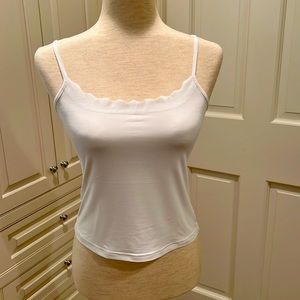 SHORT WHITE STRETCHY NYLON AND SPANDEX CAMISOLE WITH SCALLOPED NECKLINE